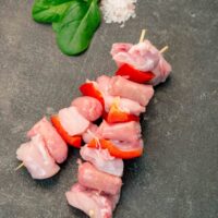 Spiedini di coniglio - 2 spiedini da 150gr/cad, Cubotto di coniglio, salsiccia di coniglio, peperoni, cipolla