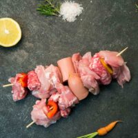 Spiedini di pollo - 2 spiedini da 150 gr/cad, Cubotto di pollo, salsiccia di pollo, peperoni, wurstel